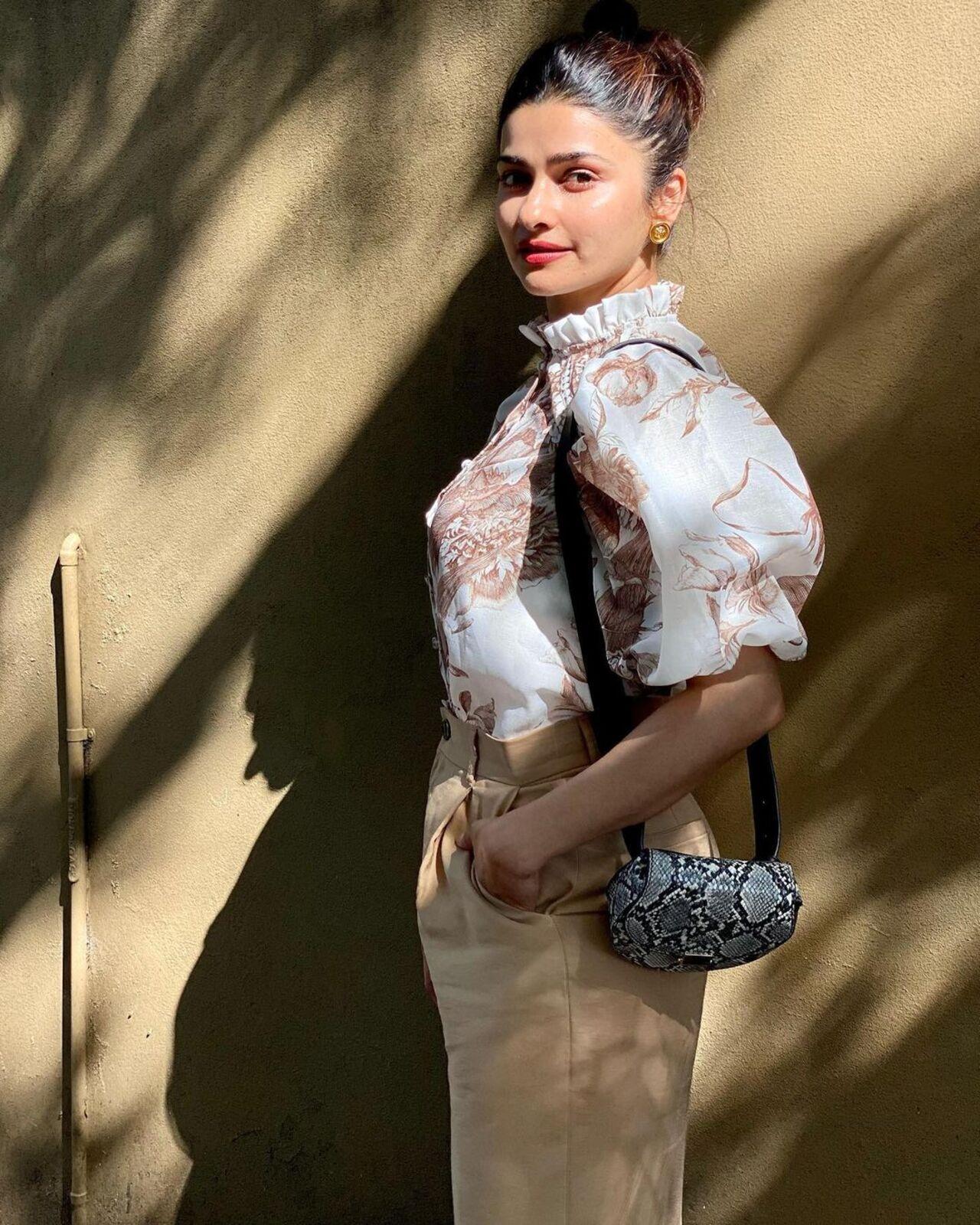 What set Prachi apart was her minimalistic approach to accessories. Instead of opting for heavy jewellery, she embraced simplicity, letting her outfit speak for itself