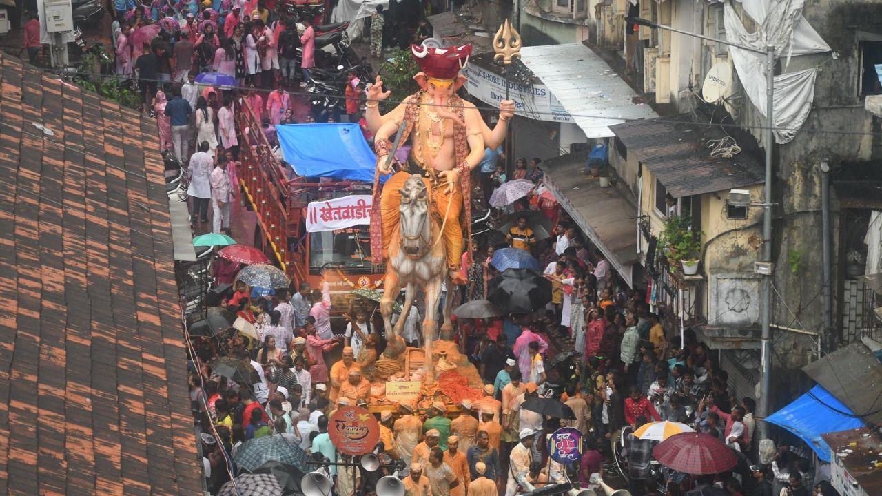 The last day of the 10-day Ganeshotsav brought Mumbai’s business to a partial standstill as devotees lined up to bid farewell to their beloved deity. Pics/Team Midday