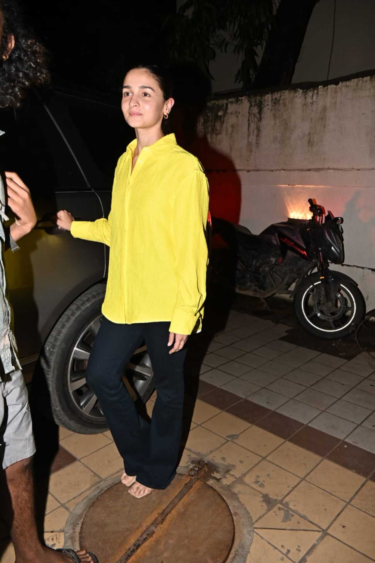 Alia Bhatt looked cool as she was clicked wearing a yellow shirt paired with black bottoms
