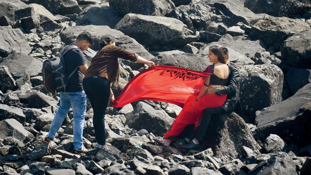 The Bandstand in Bandra faces its biggest nuisance in the form of couples, who venture too far into the water when the tide is low, and getting stuck when it swells. Residents of the area have taken to shooing couples away from the rocks bordering the sea. File pic/Ashish Raje