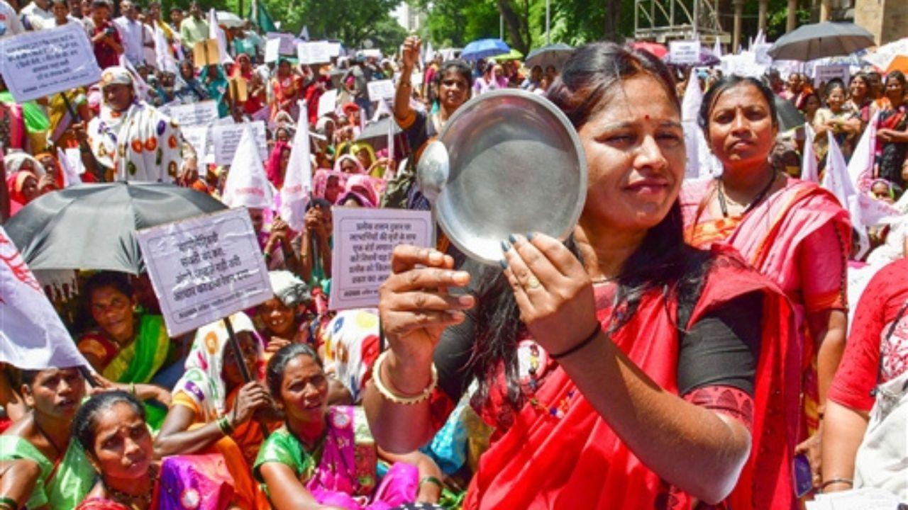 The women thronged the roads near Brihanmumbai Municipal Corporation (BMC) headquarters and Azad Maidan. Several police personnel had to be deployed to control the crowd.  Pic/PTI