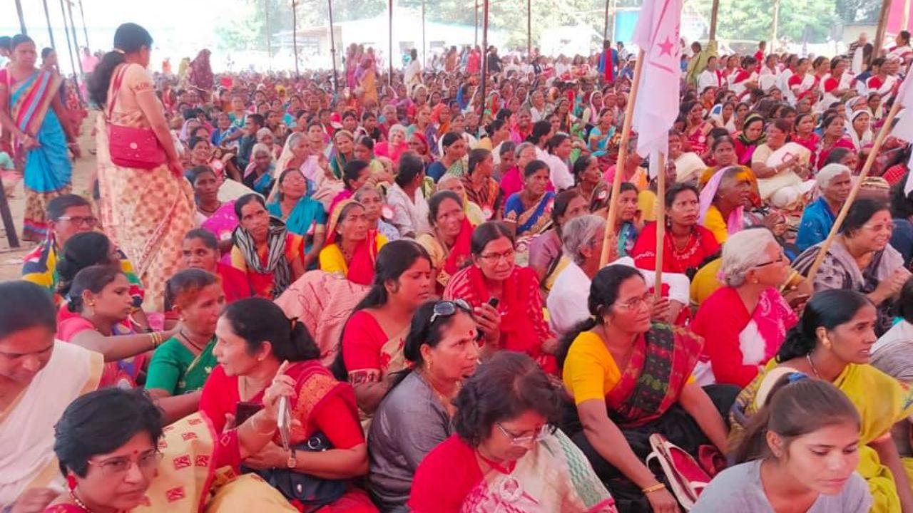 Reportedly, a delegation from the protestors met Maharashtra Food and Civil Supply Minister Chhagan Bhujbal at Mantralaya, the secretariat and put forth their demands related to the rationing system. Pic/FilePhoto