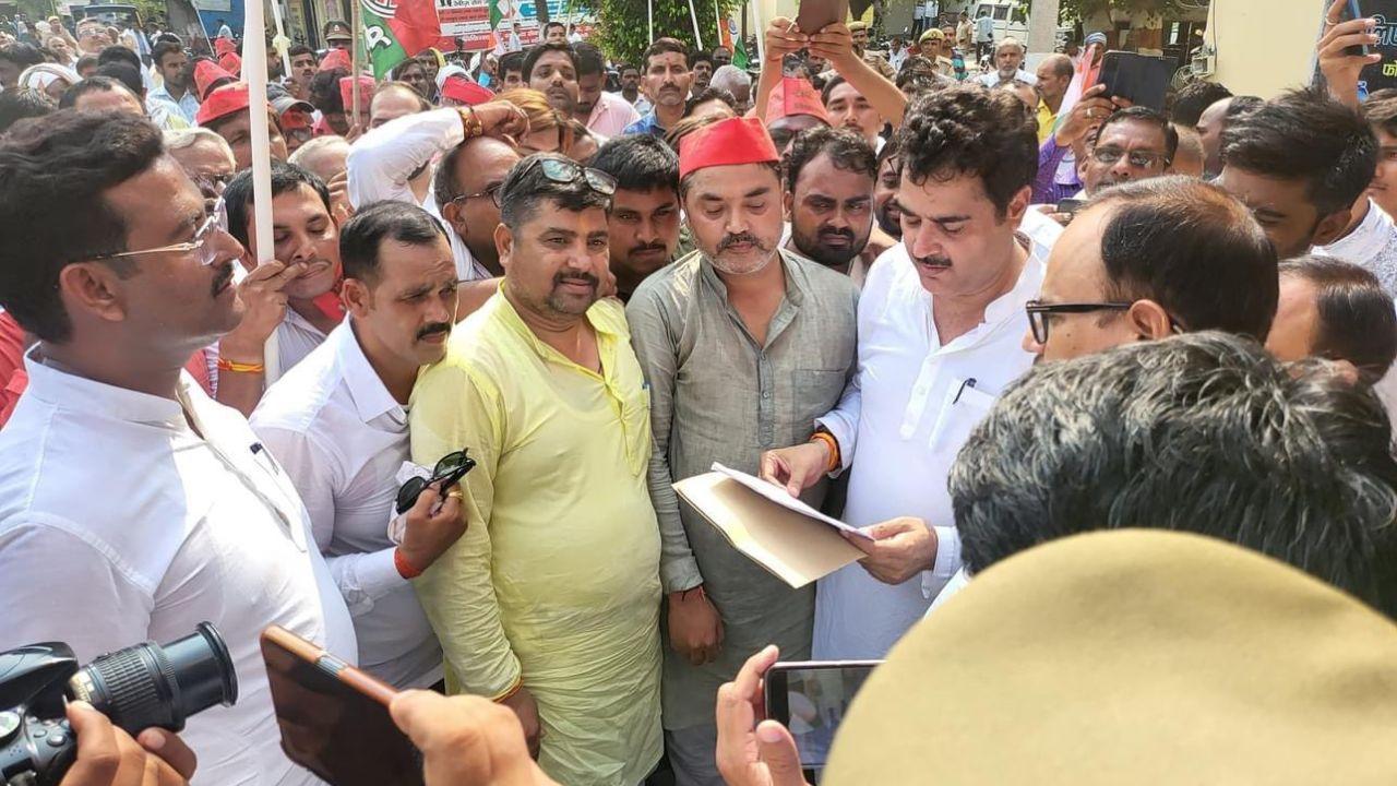 Amethi hospital licence row: SP MLA joins workers' protest; BJP delegation meets victim's kin
