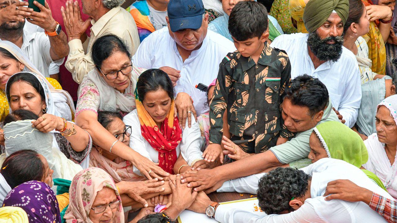 His mortal remains were brought to his residence earlier on Friday. Heartwrenching visuals from the last rites showed Col Singh's children saluting their father. 
