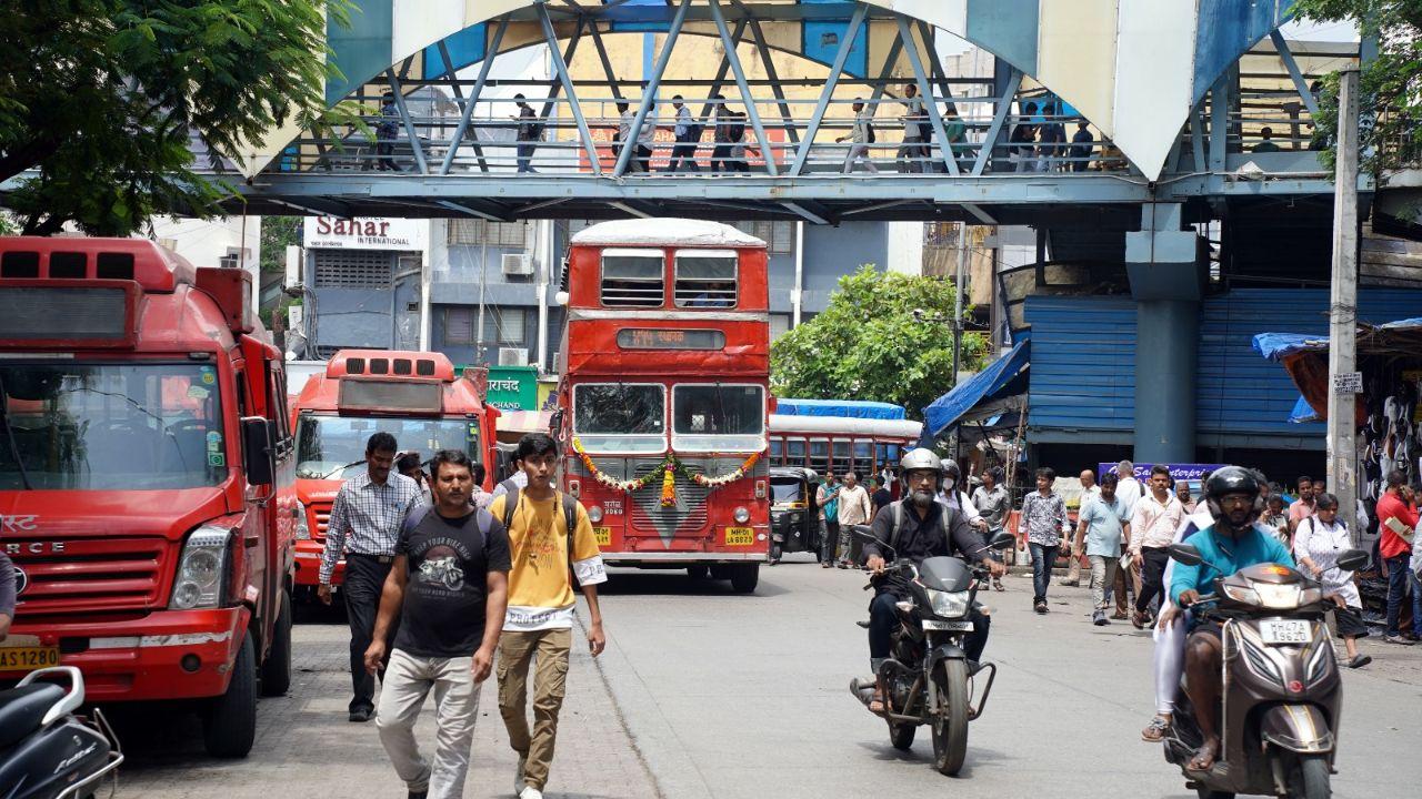 The BEST undertaking said that the open-deck double-decker buses, used as tourist sight-seeing buses since the 1990s, will disappear from the city's streets in October. Pic/Aishwarya Deodhar