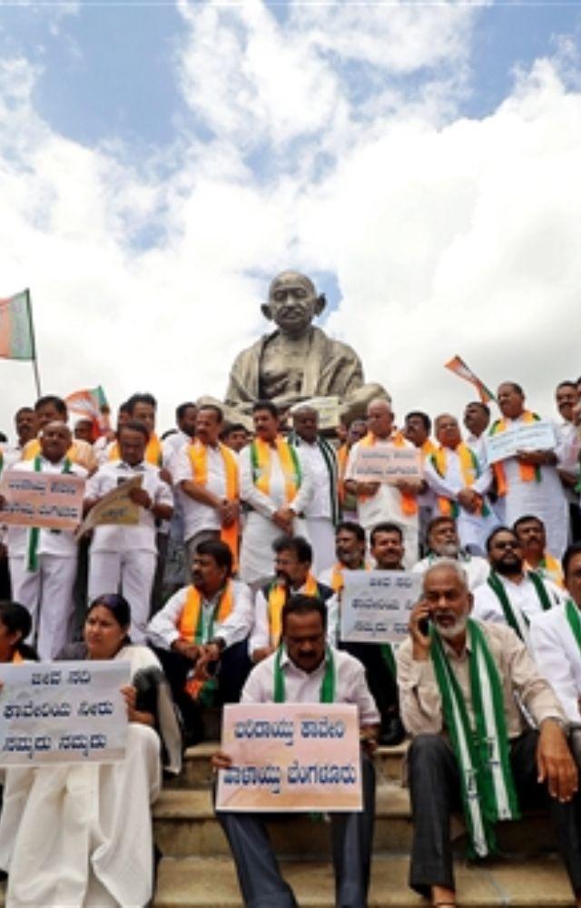 BJP and JD(S) leaders raised slogans and displayed placards condemning the Congress government`s alleged negligence regarding the Cauvery issue.