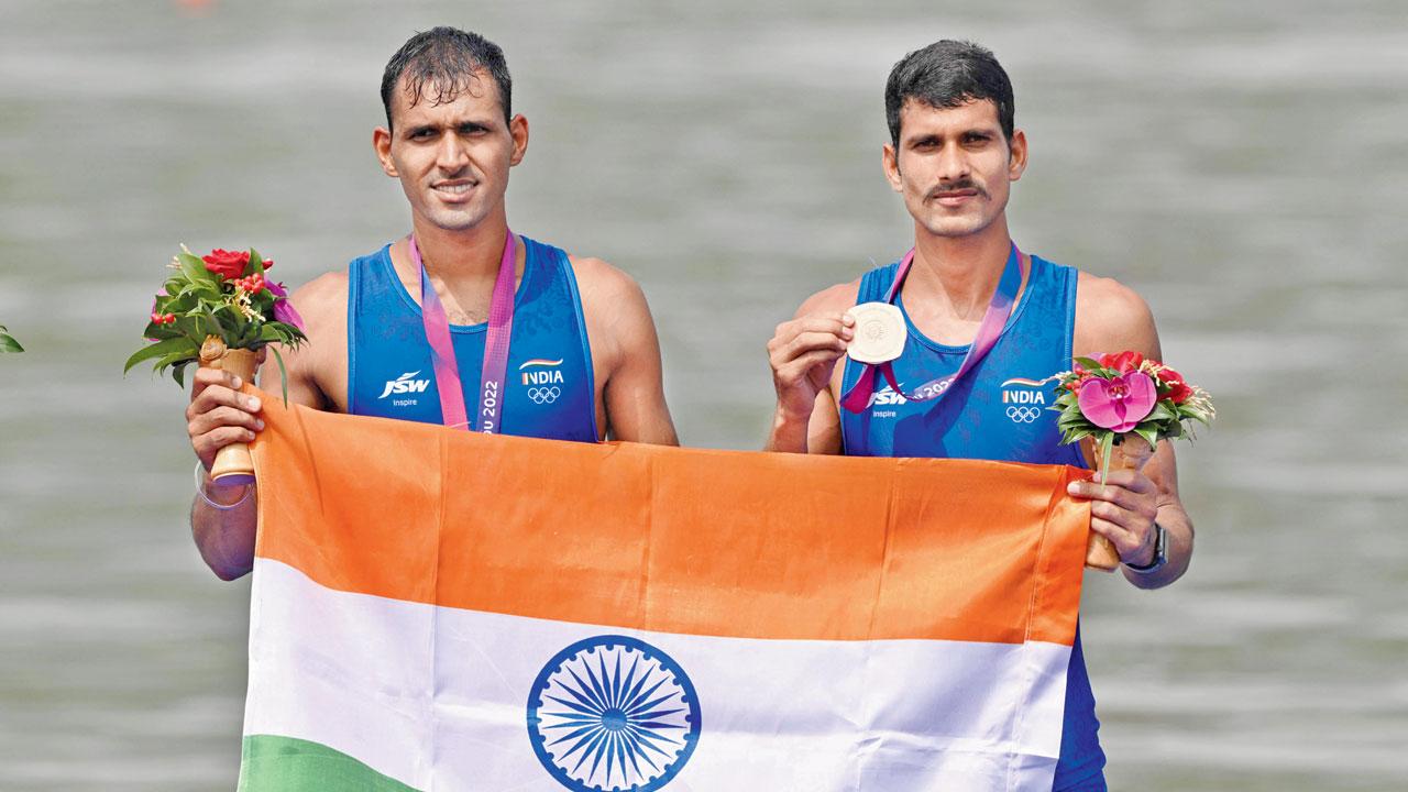Babu Lal Yadav (left) and Lekh Ram with their bronze medals 