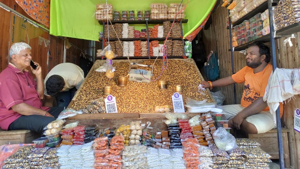 FoodEvery year, the stalls see some of the most popular food items being sold by people from all over India and even include locals living in and around Bandra. While black channa is one of the most popular and cheapest snacks for people to munch on when they are at the fair, you can also try out kadio bodios, petha and Kerala halwa, as there are many stalls selling them. Mumbaikars can also indulge in Goan specials from Goan Sweets (Stall No 27) and Carvalho Sweets (Stall No 138). They have favourites like dodol, dos and pinag among other specials for people to enjoy. 