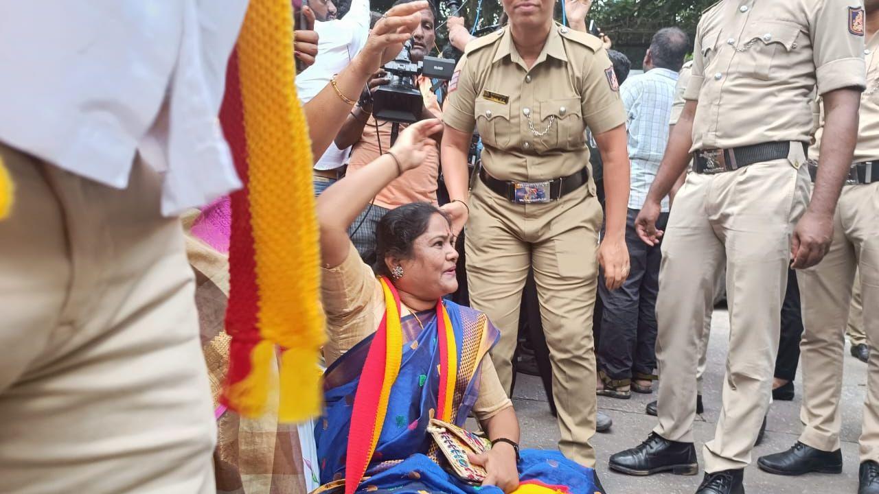 Karnataka Jala Samrakshana Samiti leaders, including Kuruburu Shanthakumar, were detained by police during the bandh.