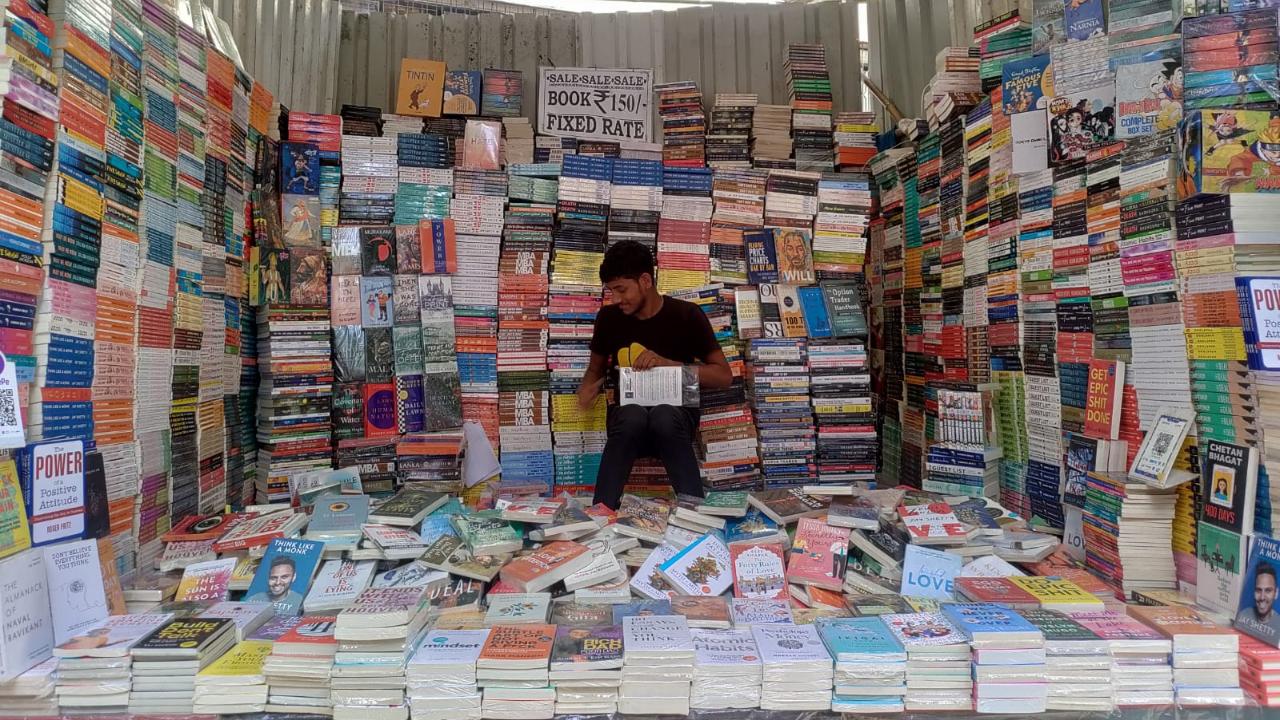 BooksApart from food, the Bandra Fair also has bookstalls that book lovers can choose from a wide variety of latest popular titles. For those looking to buy religious books for adults and children, the Pauline bookstall has friendly nuns sitting at the start of the steps when you exit the church; they even help you select the right ones if you are confused. For those who are visiting the fair and want other kinds of books, once you walk down, there are two other shops this year selling popular titles for Rs 150 only.