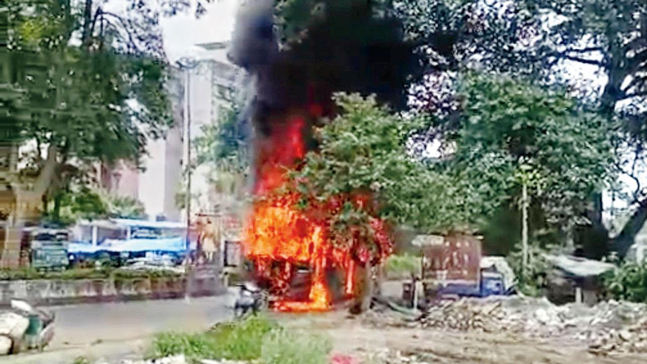 Crowded bus erupts in flames in Kharghar
