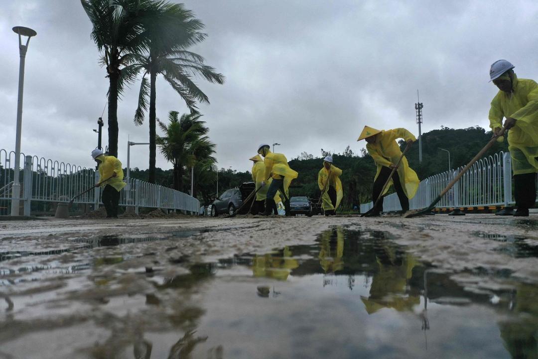 In Photos: Typhoon Saola makes landfall in southern China