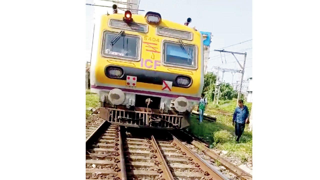 Commuters take to the tracks after the Kalyan-CSMT train is halted
