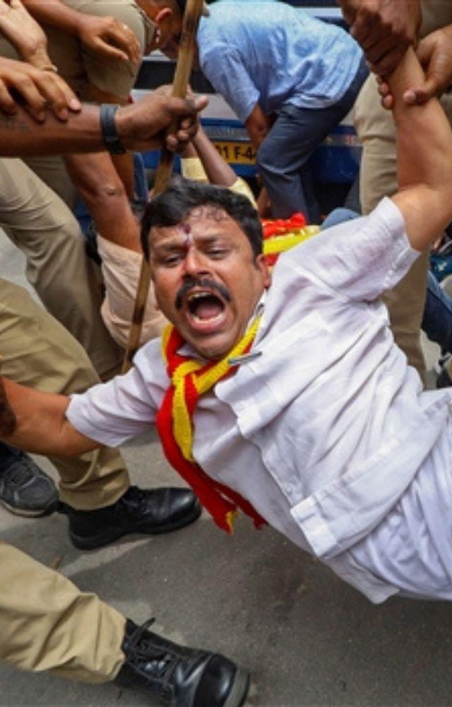 The protestors also urged the Karnataka government to not release water for the neighbouring state of Tamil Nadu. 