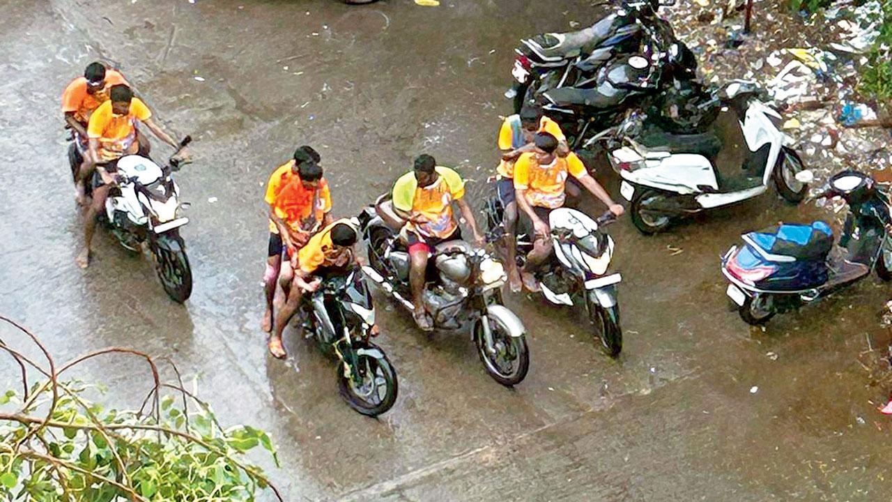 Mumbai: Dahi Handi sees spate of traffic violations