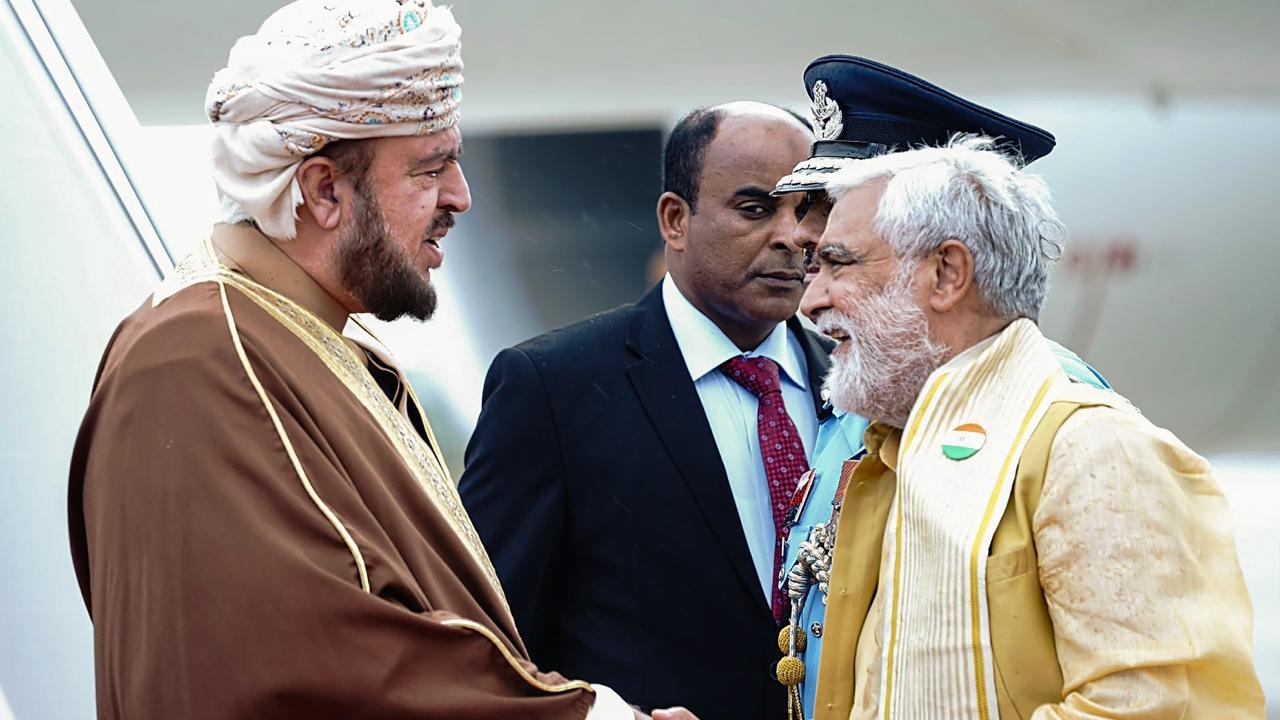 On his arrival, Deputy Prime Minister of Oman Sayyid Fahd bin Mahmoud Al Said was received by Ashwini Choubey and he witnessed dance performance by cultural troupes