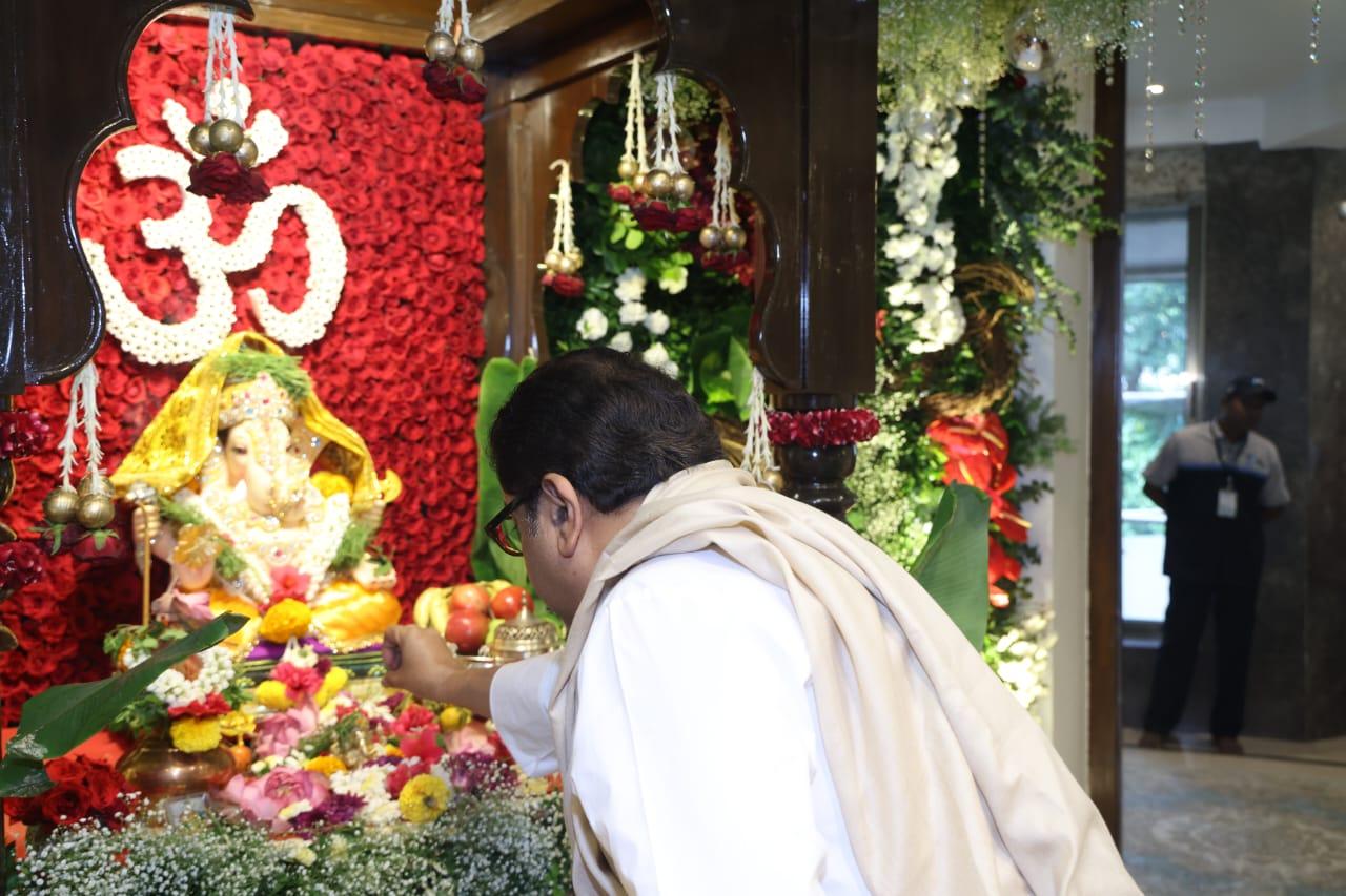 CM Eknath Shinde welcomed MNS chief Raj Thackeray with a shawl and bouquet