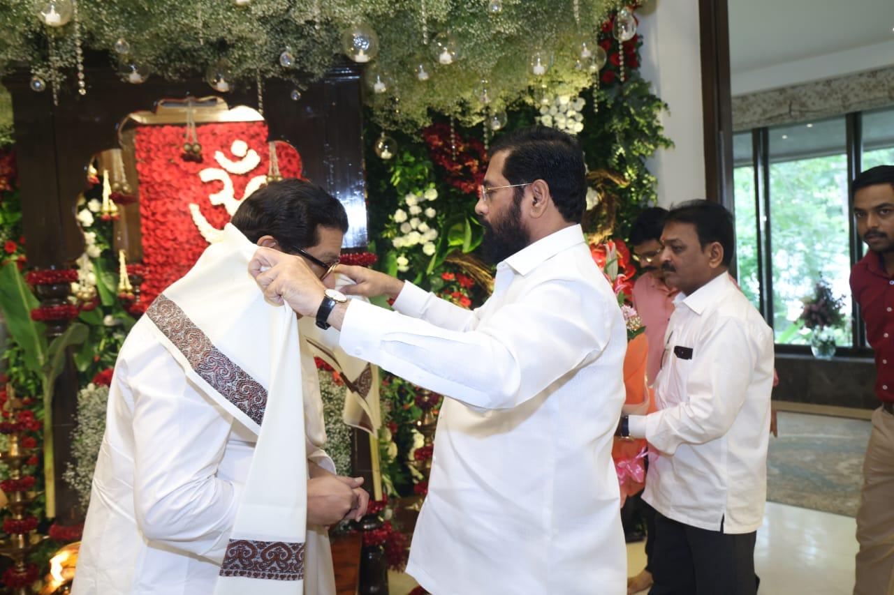 CM Eknath Shinde also gifted Raj Thackeray an idol of Lord Ganesha