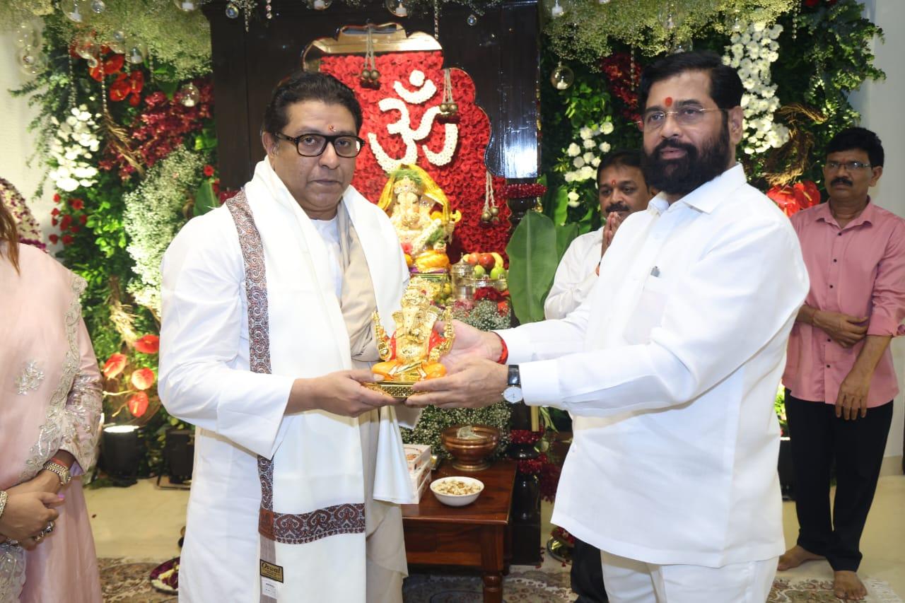 Earlier, Maharashtra Chief Minister Eknath Shinde visited the residence of MNS president Raj Thackeray in Mumbai on Wednesday to pay obeisance to Lord Ganesh