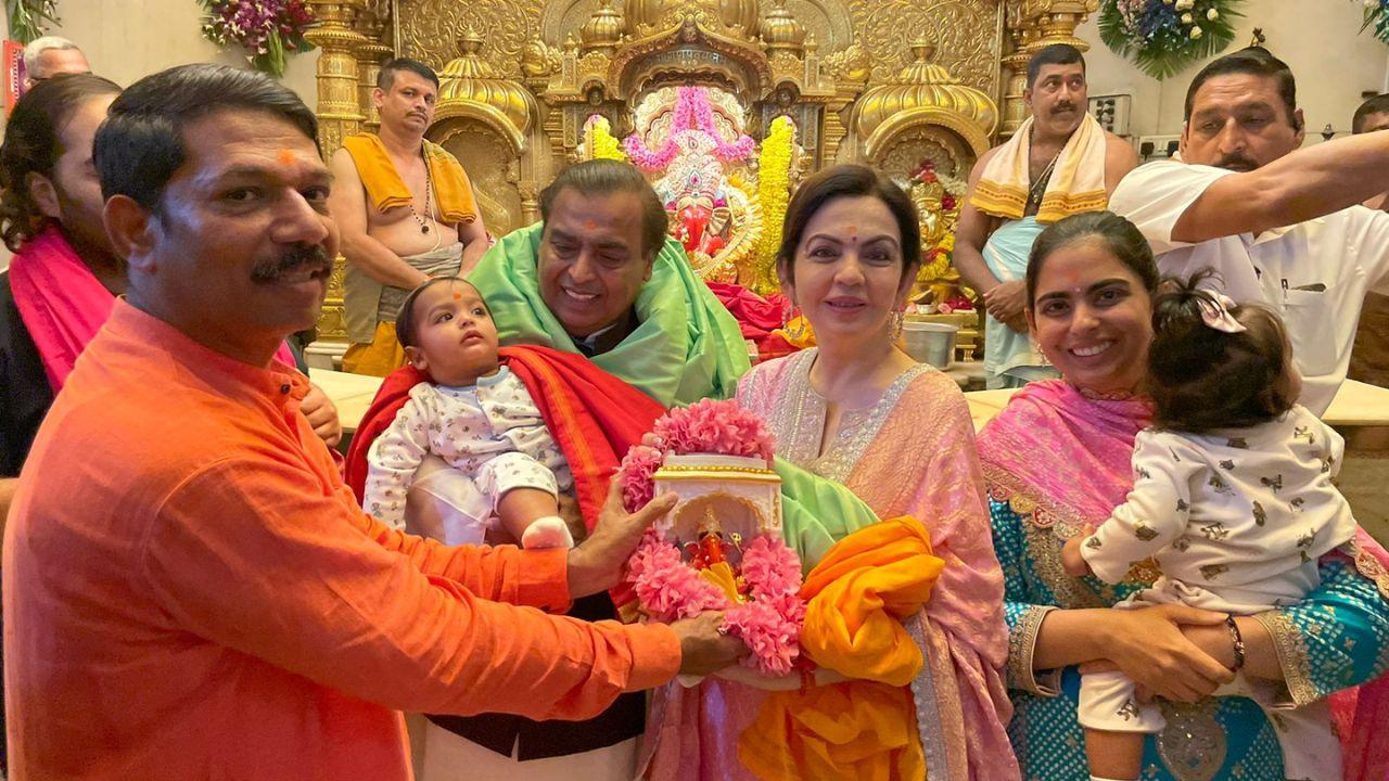 The Ambani family received a warm welcome as they showed up to offer prayers.