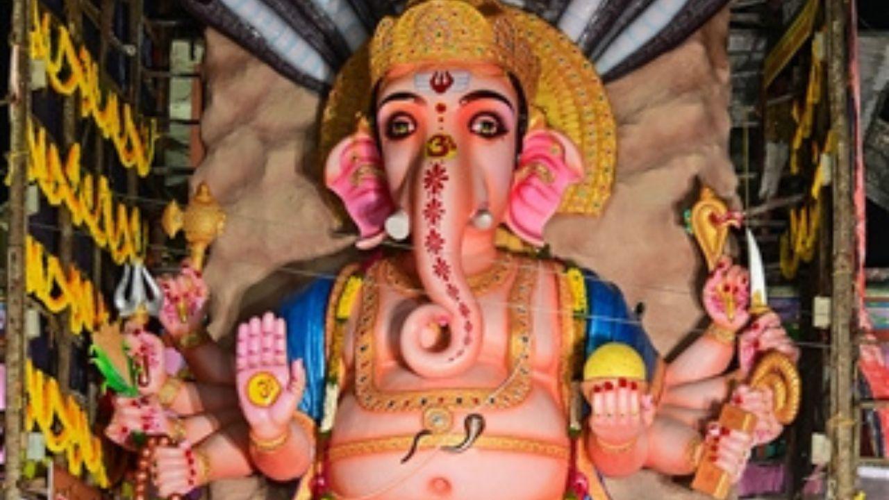 Mumbai’s Khetwadi will be embracing a 45-feet-tall Ganesha idol but this pandal in Hyderabad’s Khairtabad installed a 65-feet eco-friendly Ganesha idol for Ganeshotsav celebrations.