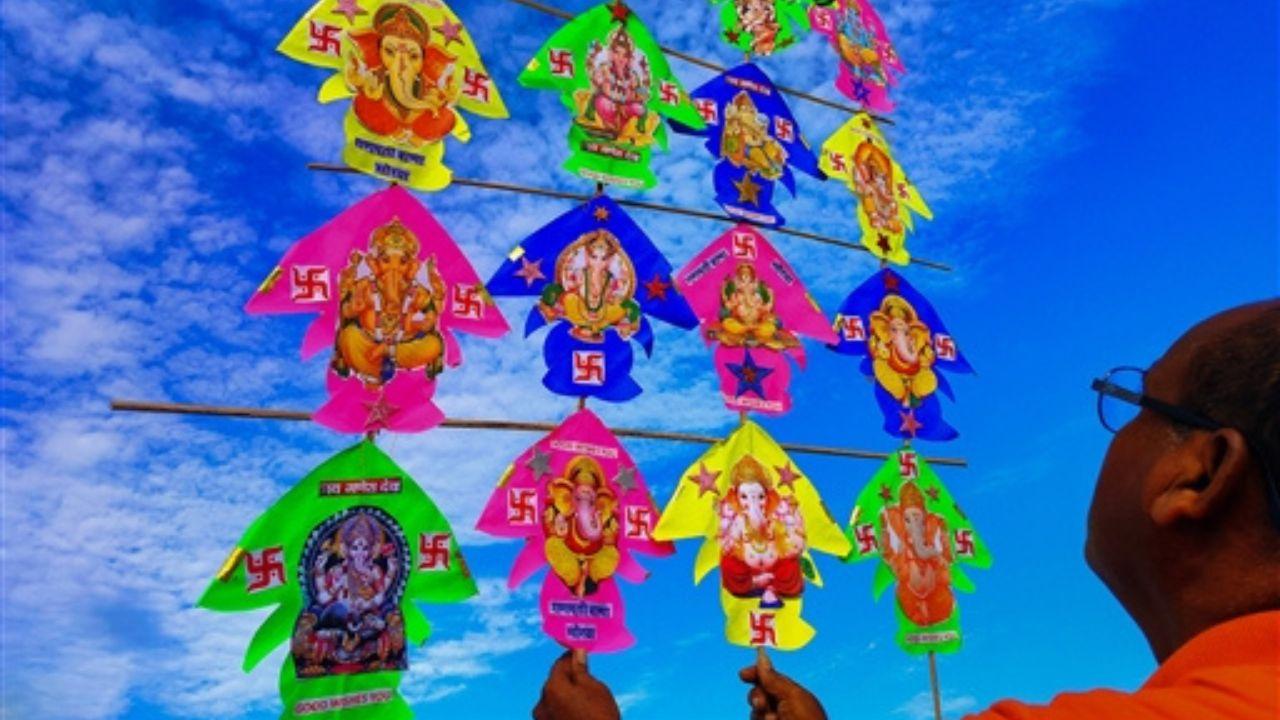 Amritsar-based kite maker Jagmohan Kanojia turned to what he knows the best and created a display with miniature kites which featured Lord Ganapati’s photos. These kites made out of vibrant colours shone bright when held against the blue sky.