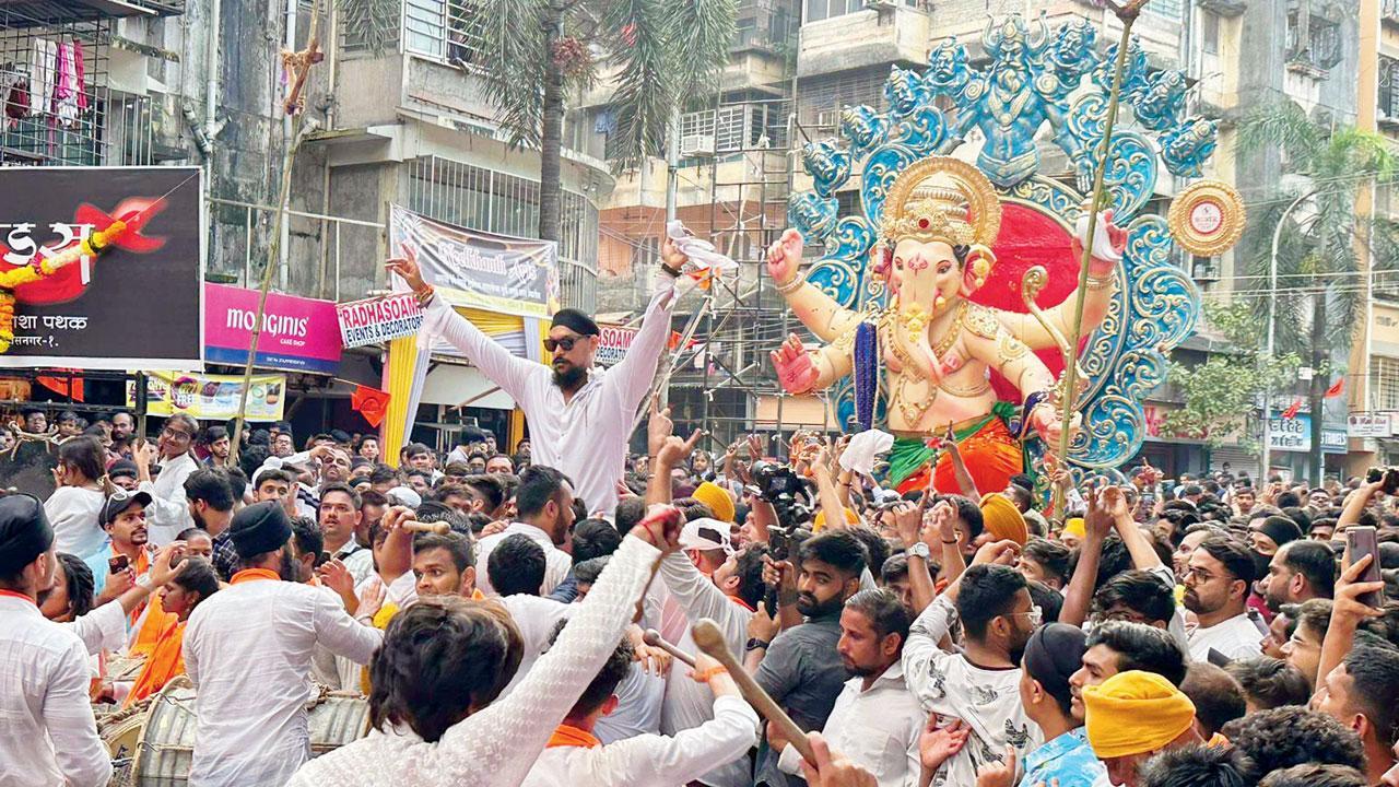 Maharashtra: Ulhasnagar mandal’s Ganesha welcome stops traffic for 6 hours