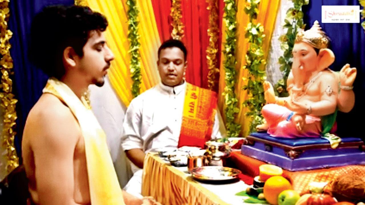 Sonic Octaves ShradhhaThis online channel has various shlokas, hymns and rituals that help you listen and perform Ganesh puja without the necessity or guidance of a pandit. The page has over 598 videos, with more than 8.5 lakh subscribers.