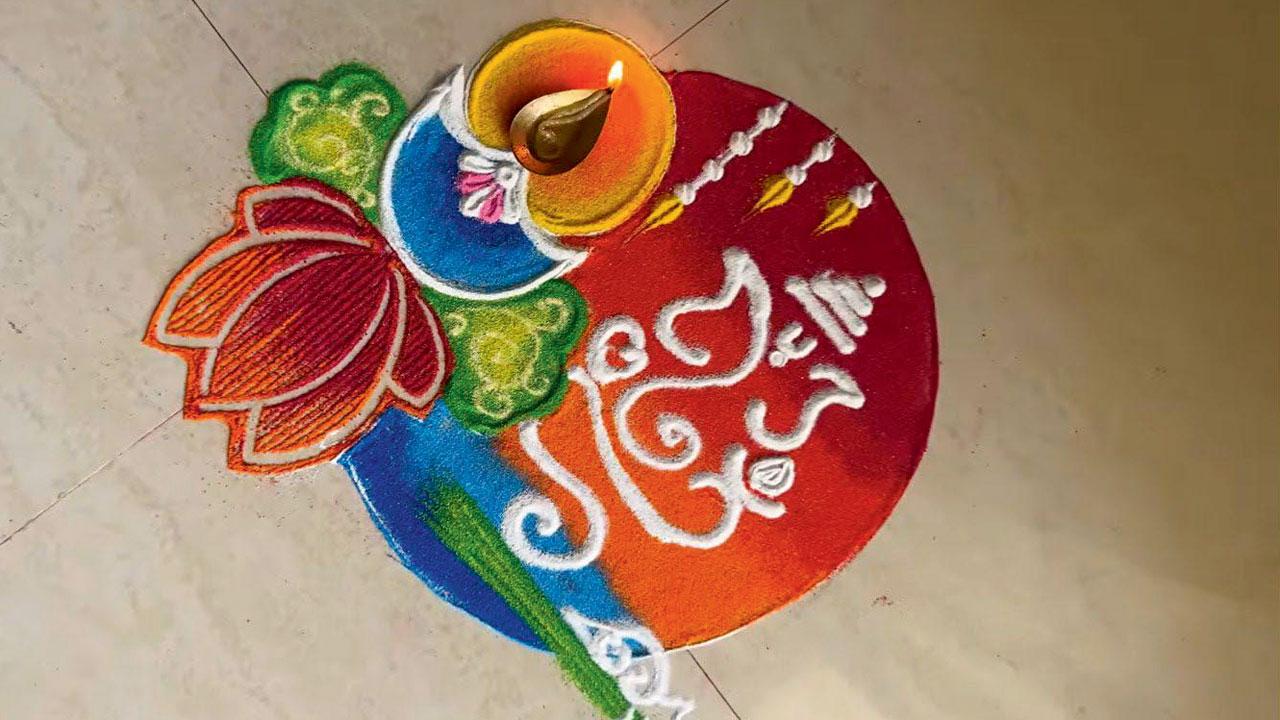 Poonam PatilA rangoli artist, Poonam Patil teaches you how to create easy, but intricate designs. Her DIY tutorials are for beginners, and she uses items available at home, like q-tips, pens, and bangles. Her rangoli designs are also easy on the pocket.