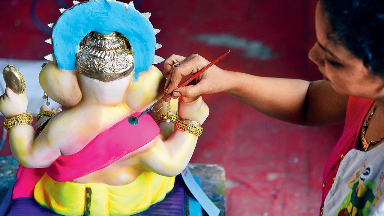 A green dot being painted on the back of a Ganesh idol. Pic/Nimesh Dave