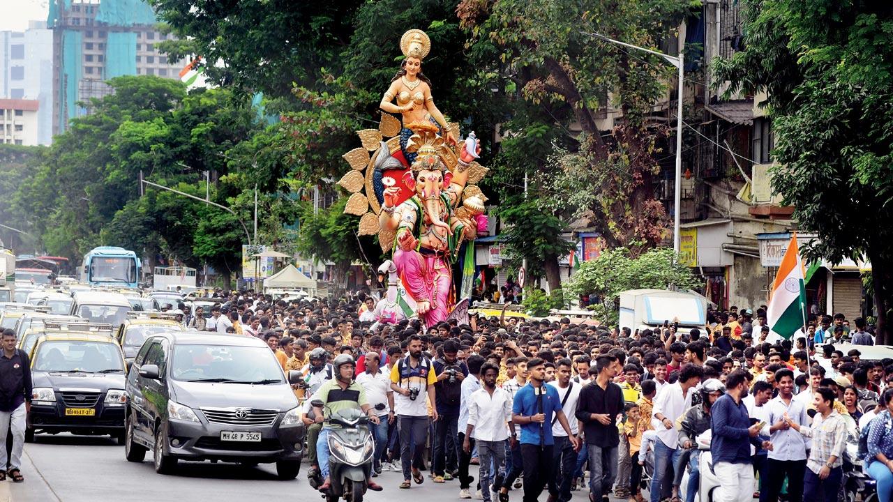 Devotees take a Ganesh idol from Parel to Dharavi ahead of Ganesh Chaturthi. File pic/Shadab Khan