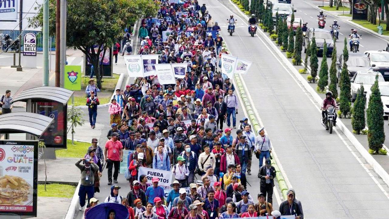 Guatemala’s prez-elect supporters block roads