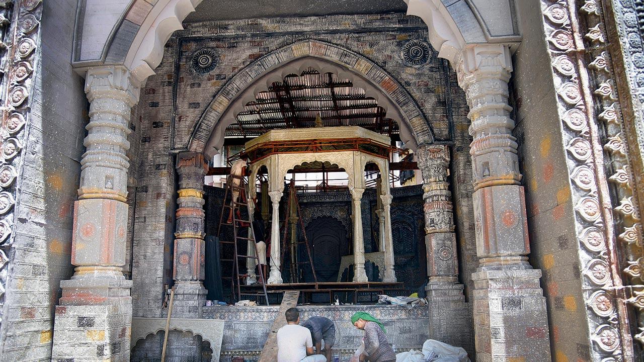 Workers set up the Mumbaicha Raja mandap at Ganesh Galli in Lalbaug on Tuesday. Pic/Pradeep Dhivar