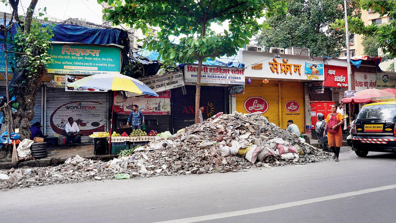 A trash pile at Dadar market on August 28. Pic/Aishwarya Deodhar