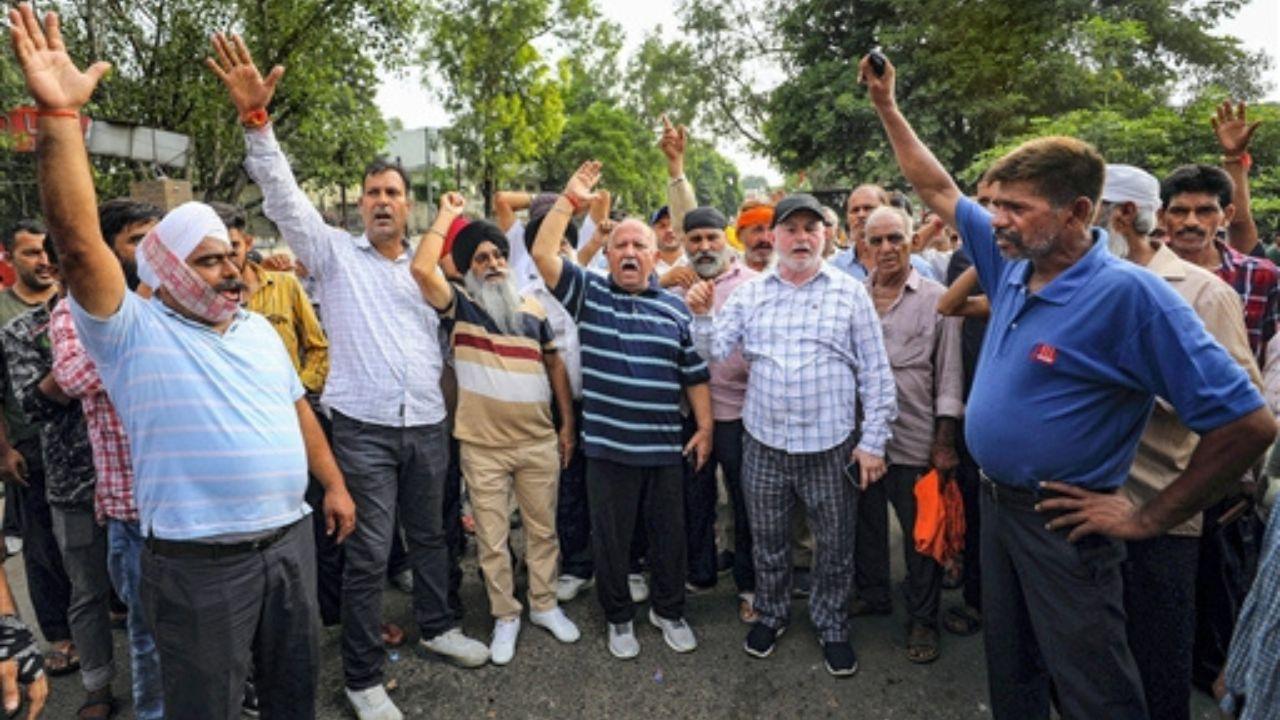 The drivers of private taxis also sloganeered outside Jammu Railway station demanding removal of the toll plaza.