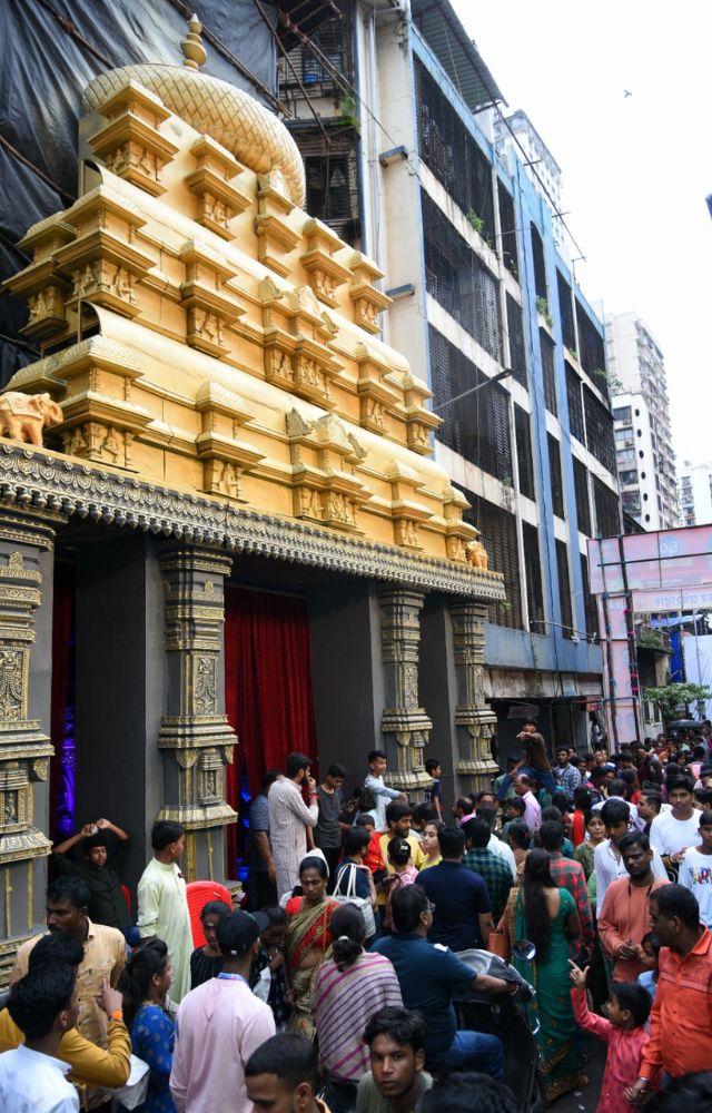 The Khetwadi area saw massive pandals that were built along the themes representing regal legacy of Maharashtra