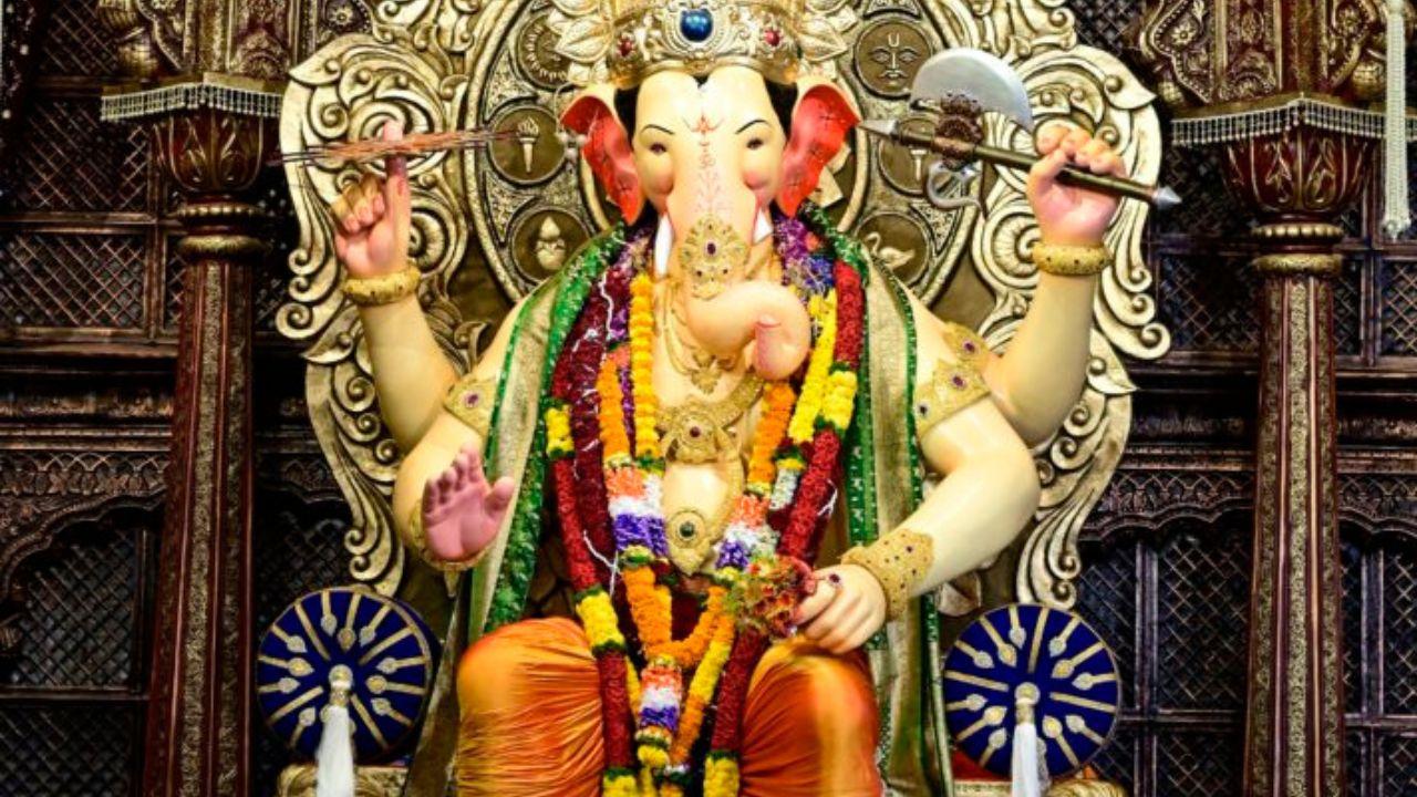 Located in Parel area of South Mumbai, it is believed that the Ganapati idol at Lalbaug harnesses power to fulfill wishes and thus public flocks there.