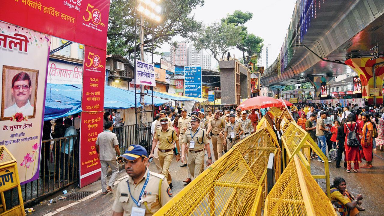 Mumbai: Woman, three girls held for stealing Ganesh devotee’s gold chain, Rs 20,000