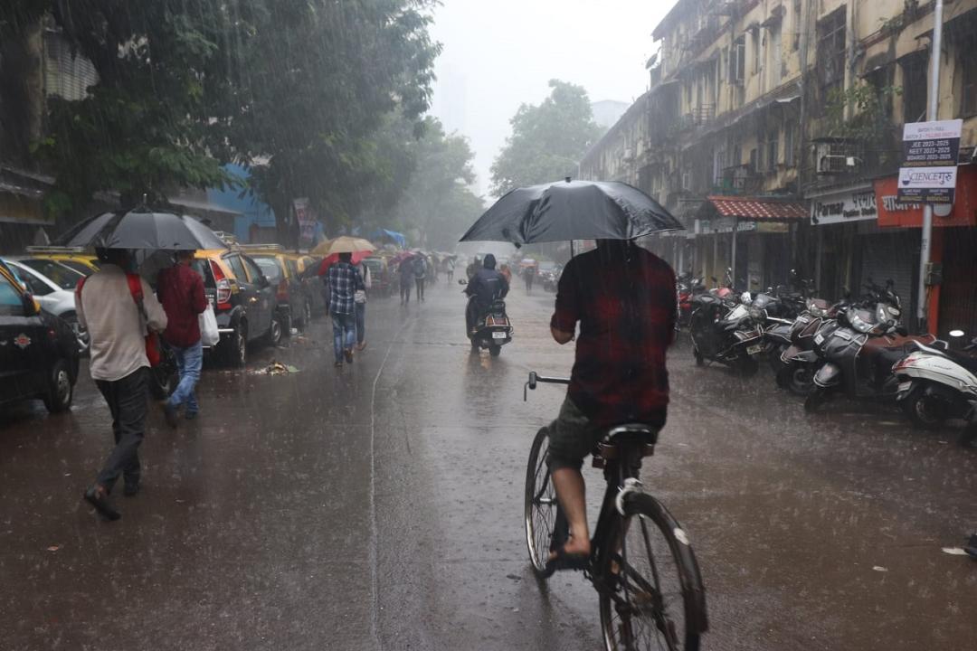Mumbai LIVE: Generally cloudy sky with moderate rainfall likely today