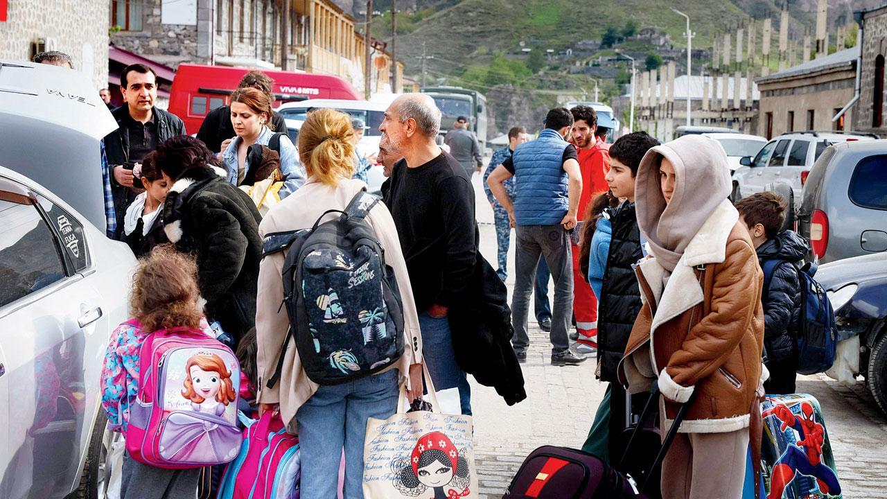 Thousands of Armenians flee Nagorno-Karabakh