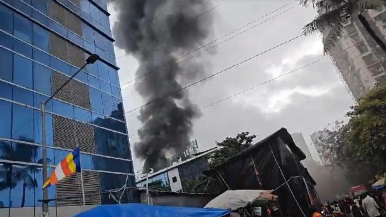 A major fire broke out at Heera Panna Mall in Mumbai’s Oshiwara area on Friday; it is located near Oshiwara police station in Jogeshwari. Pics/Anurag Ahire