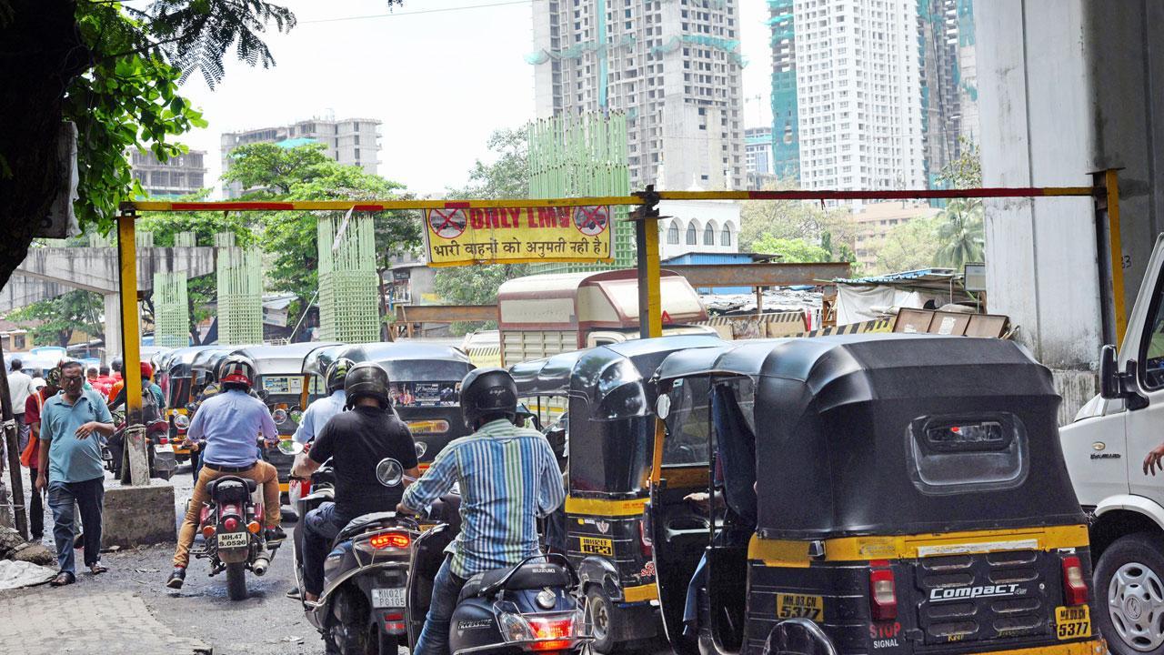 Mumbai: Heavy vehicles barred from plying on Oshiwara bridge