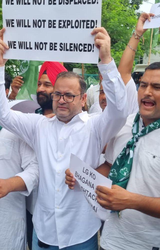 Peoples Democratic Party (PDP) workers on Wednesday staged a protest against the Union government`s move to cut import duty on apples procured from America.