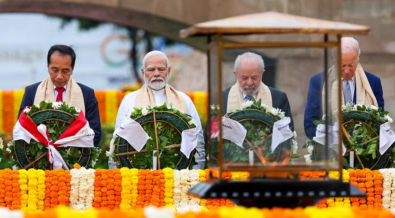 The prime minister was seen explaining to the leaders the significance of the ashram