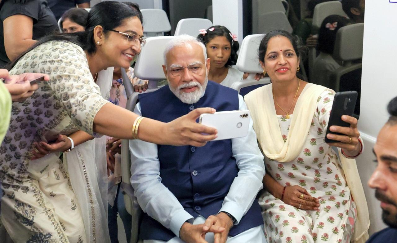 He unveiled a plaque at the new station marking the nearly two-km extension extension of the Airport Line. The prime minister also interacted with some metro workers at the station 