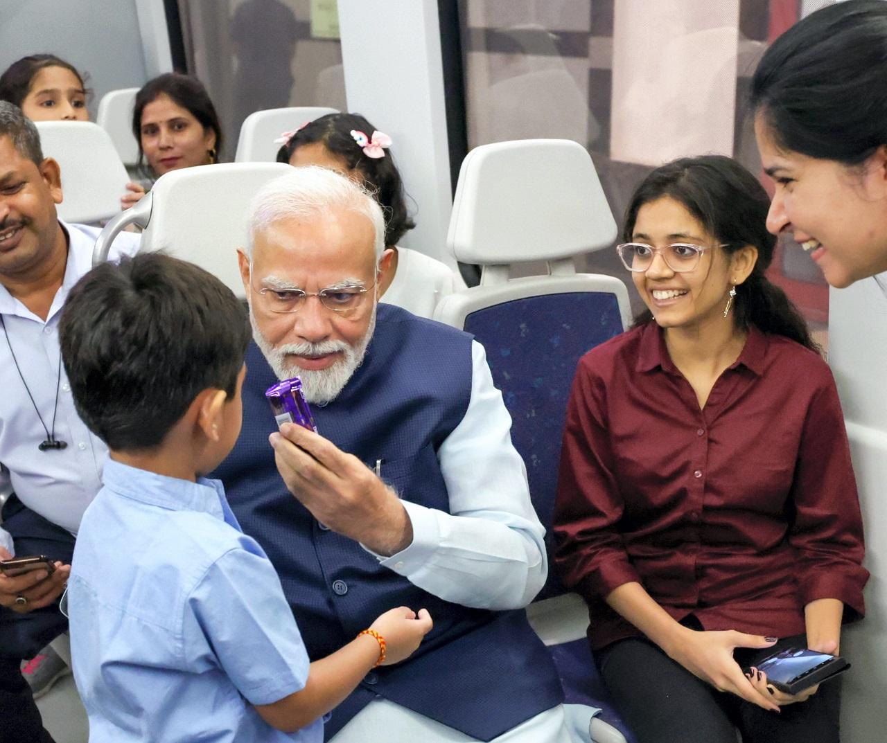 During the ride, many passengers interacted with the prime minister and snapped selfies with him