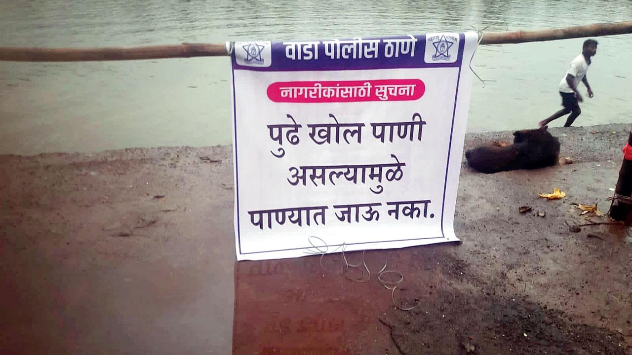 The Palghar district administration has put up banners warning citizens against entering deep waterbodies in Wada taluka. Pics/Hanif Patel