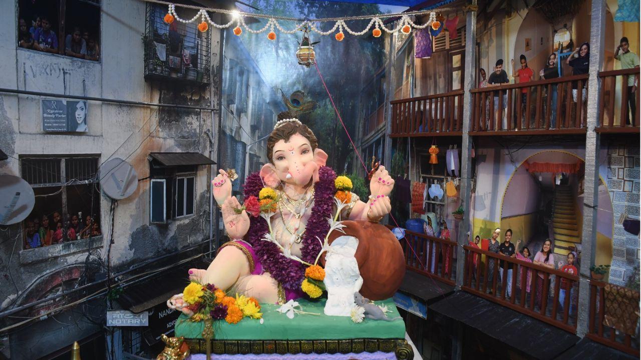 The beautiful idol, which shows Lord Ganesha as little Krishna, was sculpted by artist named Ratan Amberkar.