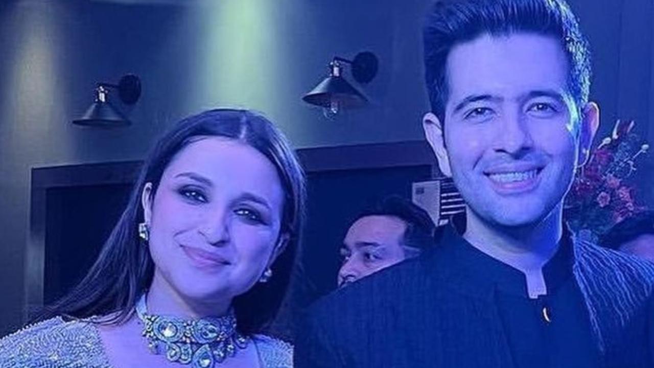 Parineeti-Raghav Wedding: According to the recent update, the couple's pheras are now completed. Parineeti Chopra and Raghav Chadha are officially married, and the bidaai ceremony has begun. Click here to get live updates