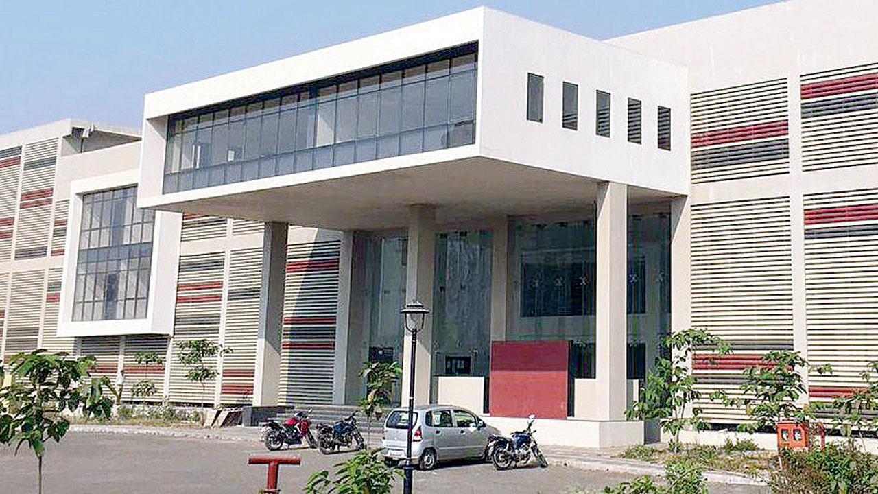 Thane: Lack of water, dirty toilets and irregular lectures plague campus